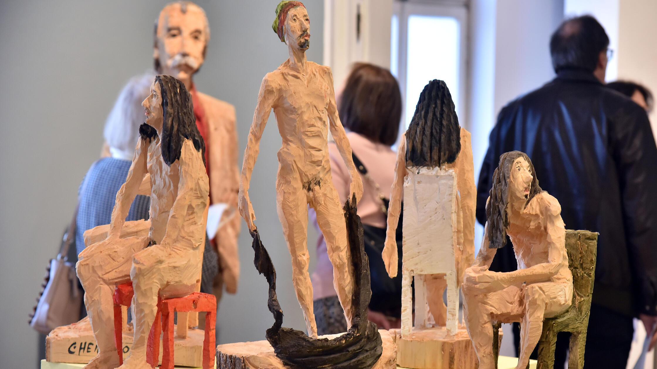 D-rer-und-ein-Origami-Kranich-Das-Kunstmuseum-Erlangen-zeigt-Holzkunst-in-neuer-Vielfalt