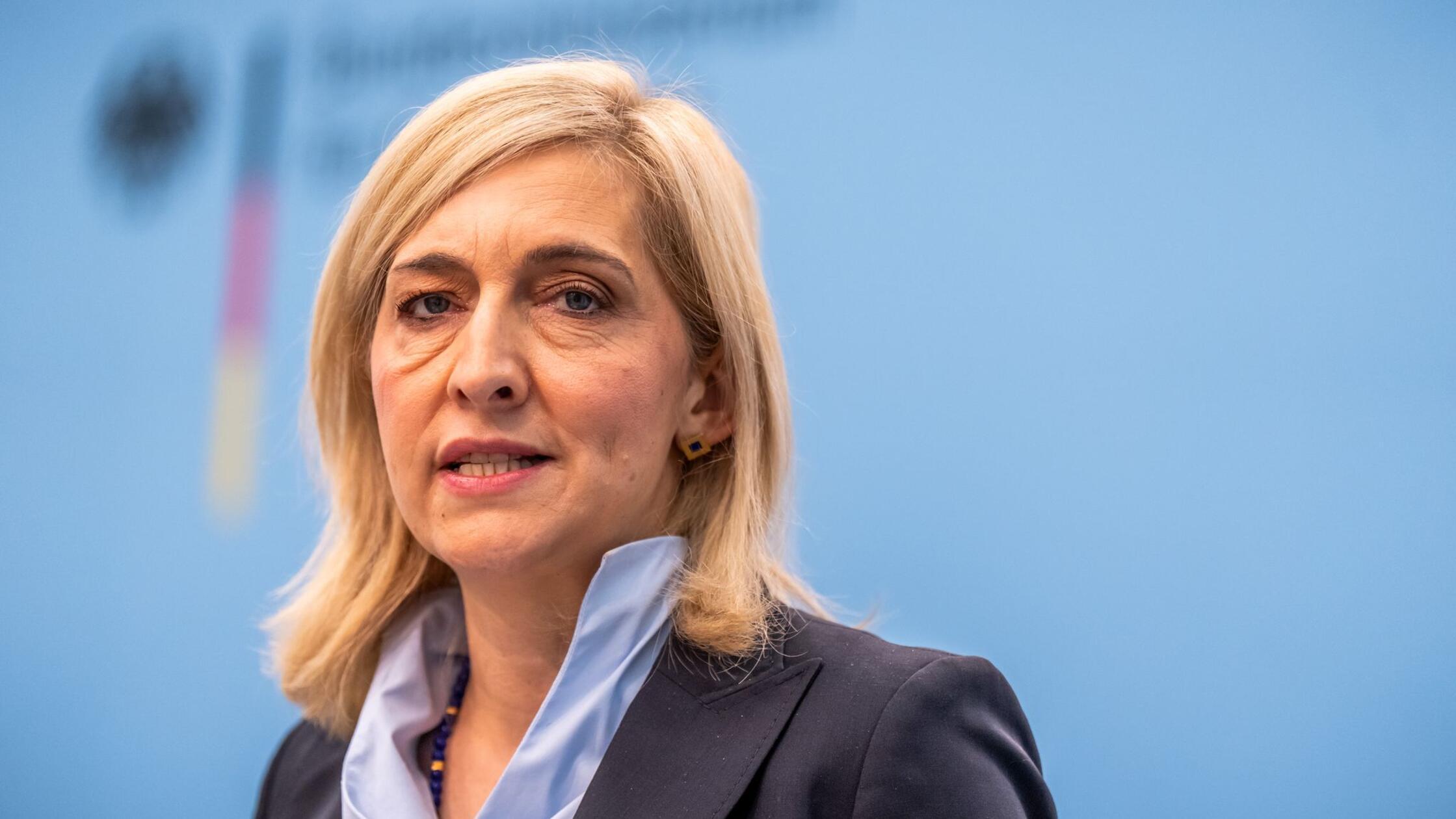 Gesundheitsministerin-will-Regeln-f-r-telefonische-Krankschreibung-auf-den-Pr-fstand-stellen-