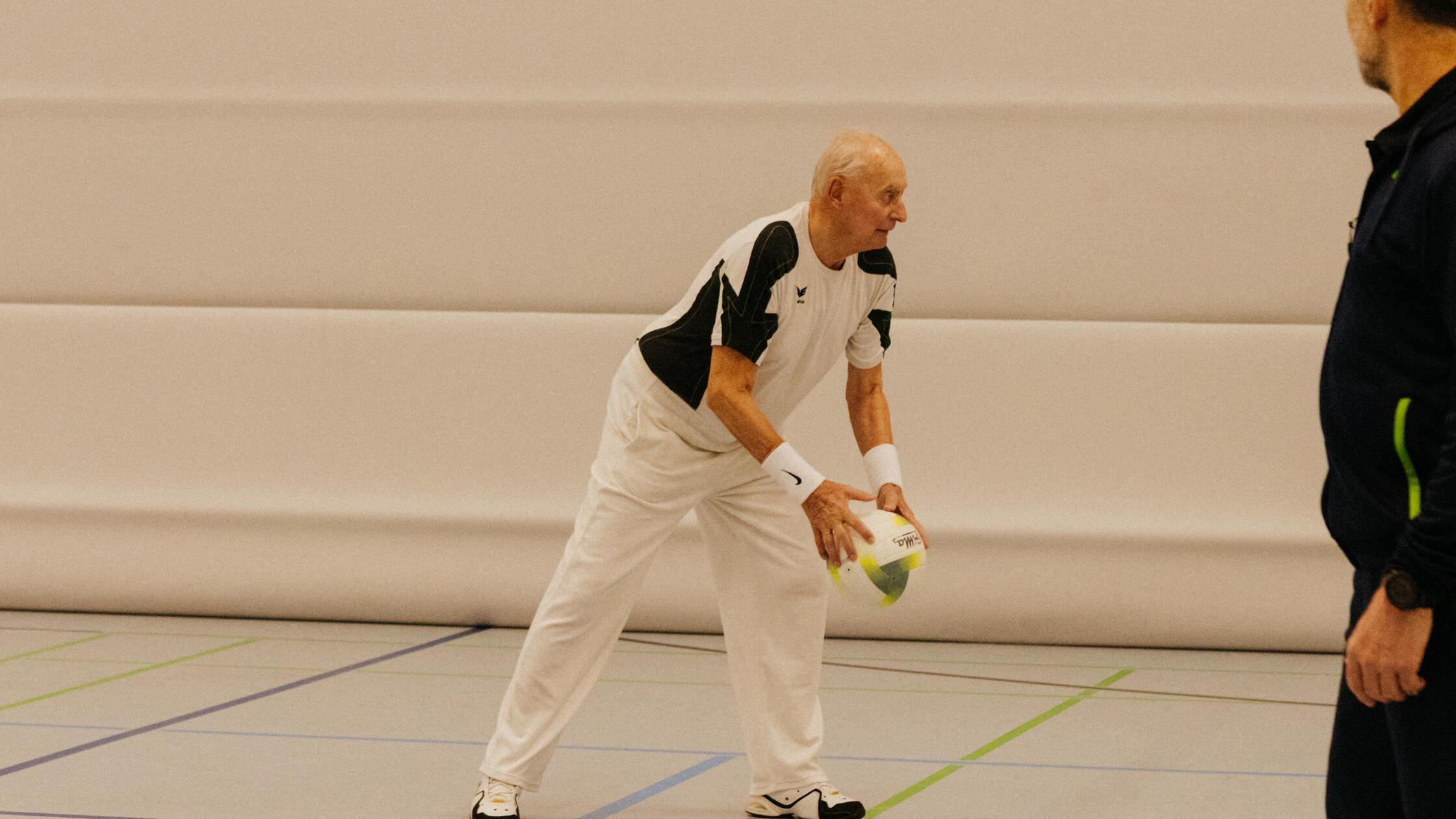 Von-wegen-ruhiges-Alter-Hans-Lenz-85-spielt-jede-Woche-Volleyball-im-Raum-Erlangen