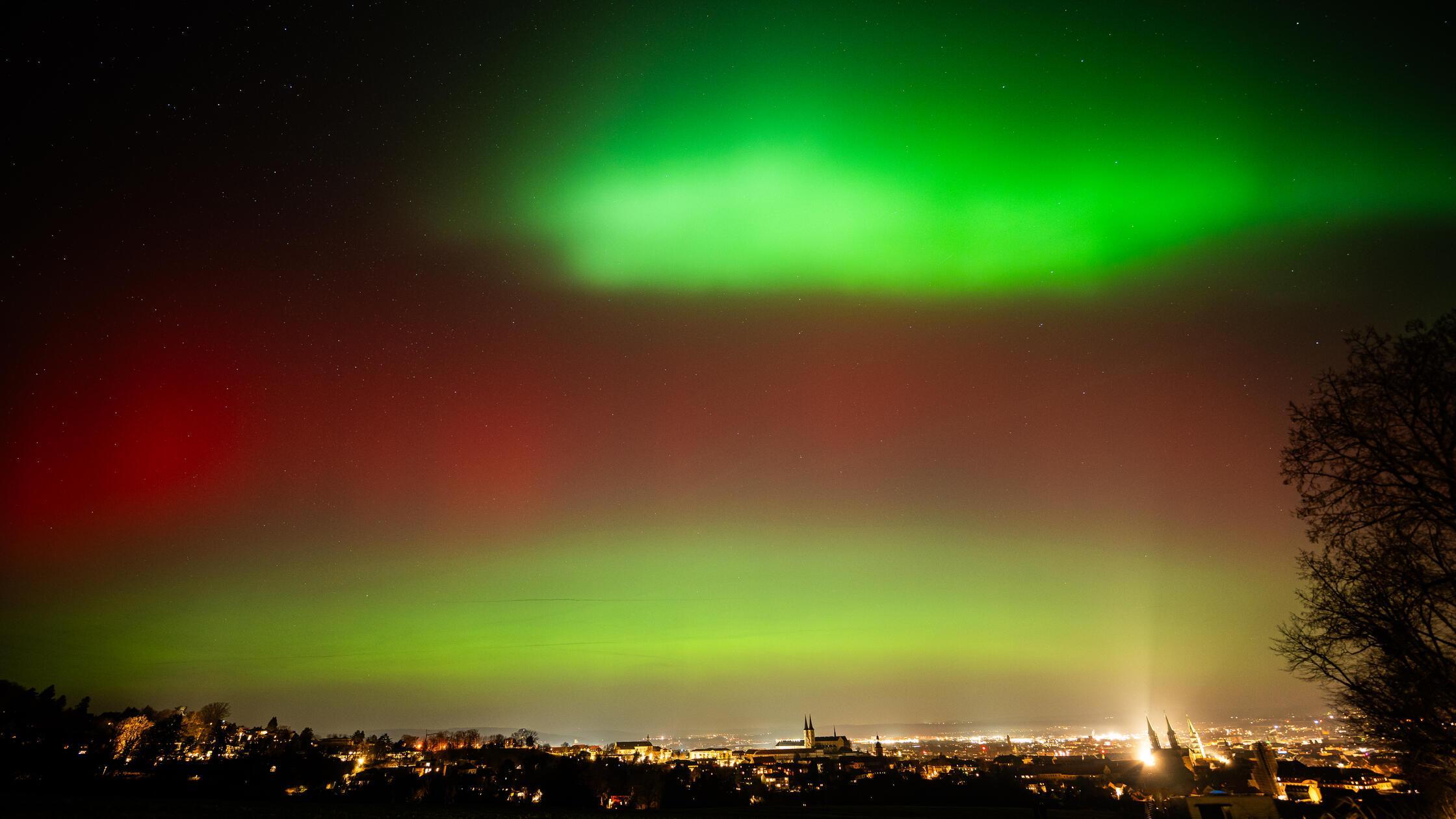 Polarlichter-ber-Franken-und-der-Oberpfalz-Himmel-leuchtet-bis-zu-den-Alpen