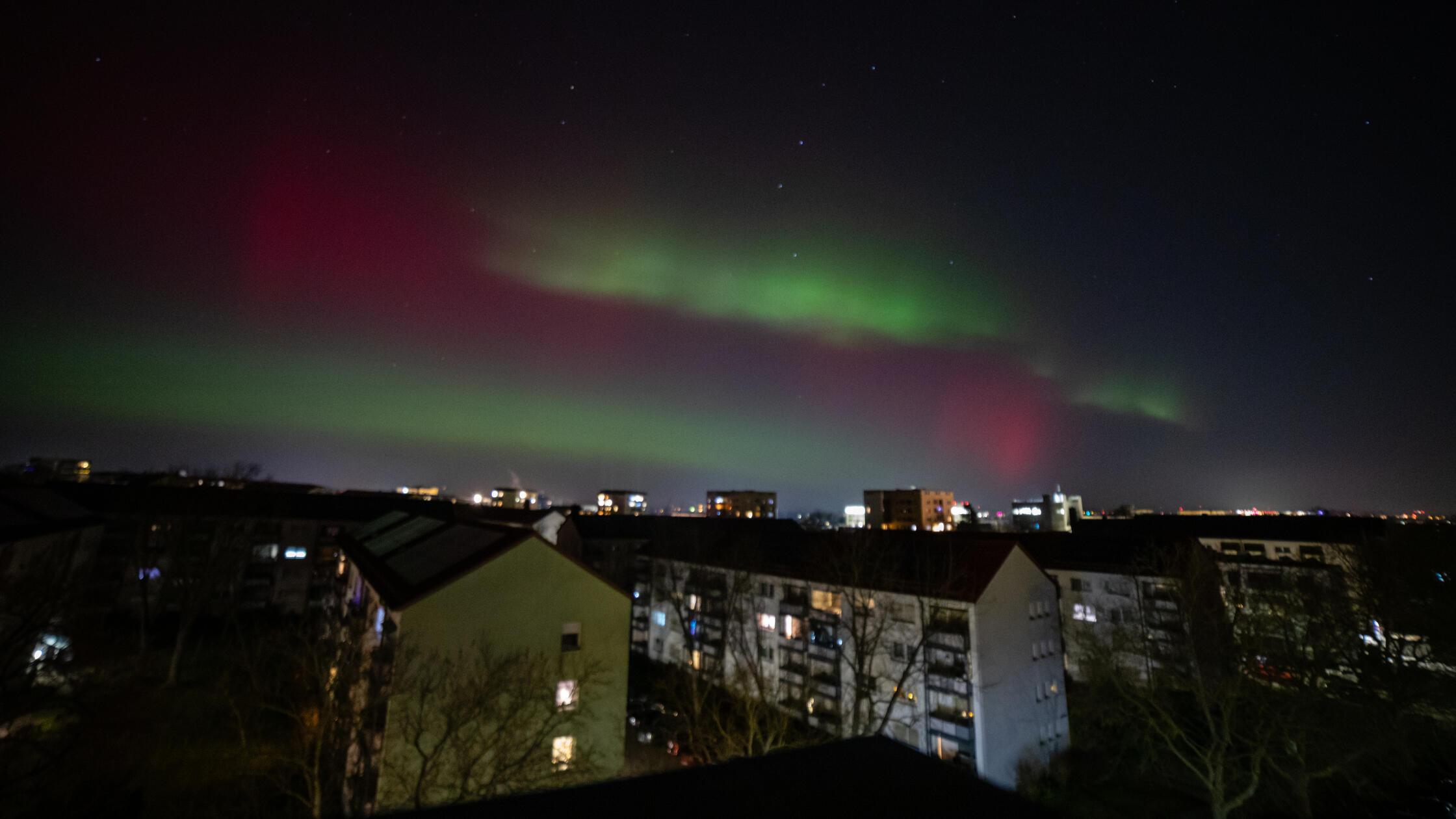 Farbspektakel-in-Gr-n-und-Lila-ber-F-rth-leuchteten-Polarlichter