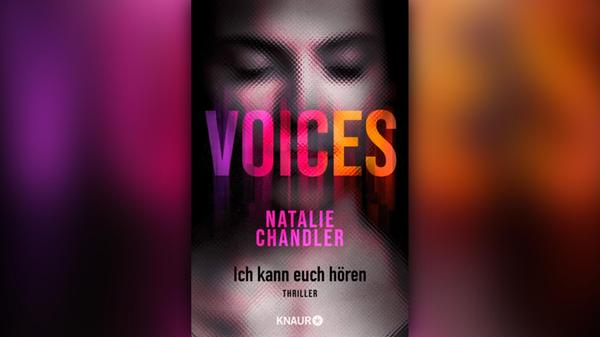 Psychothriller vom Feinsten: "Voices. Ich kann euch hören" von Natalie Chandler Tamsin Shaw bekommt alles mit. Sie liegt im Wachkoma, kann nicht mal mit der Wimper zucken, alle halten sie bereits für tot, doch sie kann alles hören, was um sie herum geschieht. Als Psychiaterin ist sie sich sicher, dass sie aufwachen würde, wenn sie sich nur an ihren Unfall und die Tage zuvor erinnern würde. Als ihr Mann sich entscheidet, sie aus ihrem Zustand zu erlösen, beginnt ein Wettlauf gegen die Zeit: Erinnern oder Sterben? Aber was, wenn die Erinnerung selbst tödlich ist? Erscheinungstermin: 2. März 2026 352 Seiten Knaur 16,99 Euro