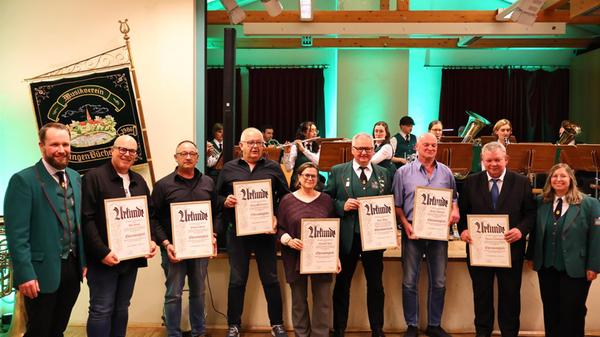 Die Geehrten beim Festkommers des Musikvereins Büc