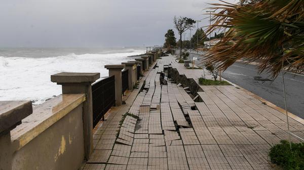 Cyclone Harry hits the Calabrian coast with strong