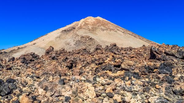 Vulkanlandschaft mit erstarrtem Lavagestein und de