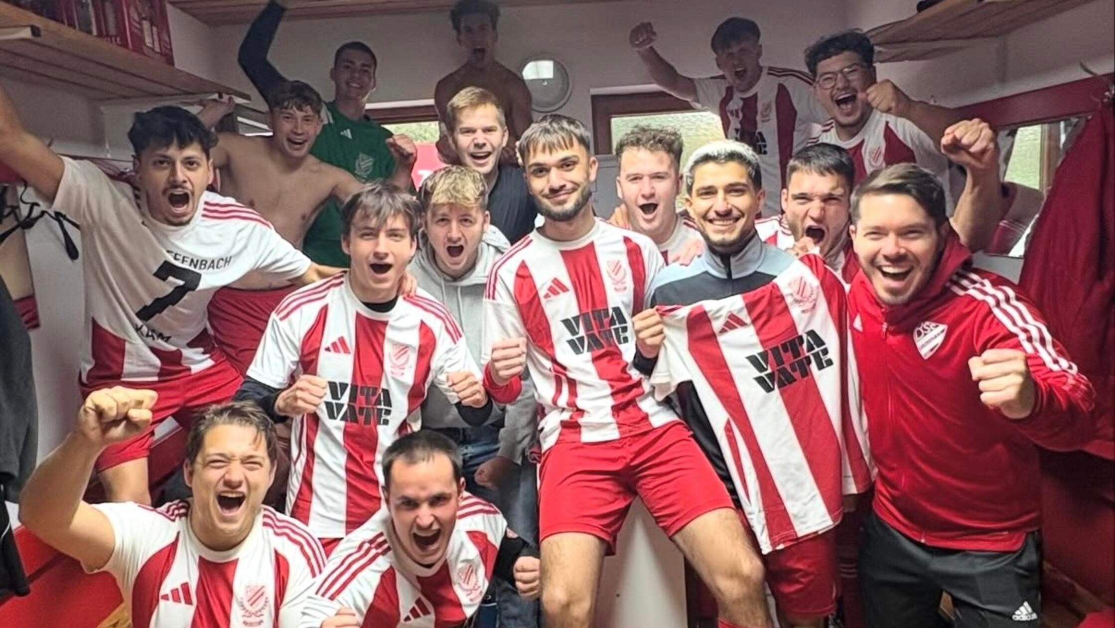 In dieser Saison trägt die Mannschaft des BSC Woffenbach II ein besonderes Trikot - die Fußballer haben es nämlich gewonnen: Auf Instagram entdeckten die Spieler die VitaVate-Challenge der Youtuber Elias Nerlich, Sidney Friede und Niklas-Wilson Sommer. Für das beste Video der Challenge gab es als Gewinn einen Trikotsatz, der dann wirklich an die Oberpfälzer ging - perfekt zum Jubiläum. Dieses Jahr ist der Verein BSC Woffenbach 75 Jahre alt geworden. - 110 Stimmen