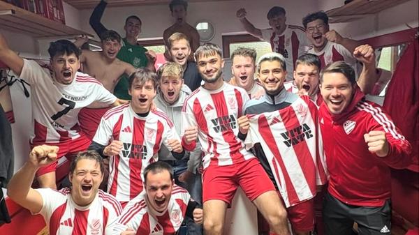 In dieser Saison trägt die Mannschaft des BSC Woffenbach II ein besonderes Trikot - die Fußballer haben es nämlich gewonnen: Auf Instagram entdeckten die Spieler die VitaVate-Challenge der Youtuber Elias Nerlich, Sidney Friede und Niklas-Wilson Sommer. Für das beste Video der Challenge gab es als Gewinn einen Trikotsatz, der dann wirklich an die Oberpfälzer ging - perfekt zum Jubiläum. Dieses Jahr ist der Verein BSC Woffenbach 75 Jahre alt geworden. - 110 Stimmen