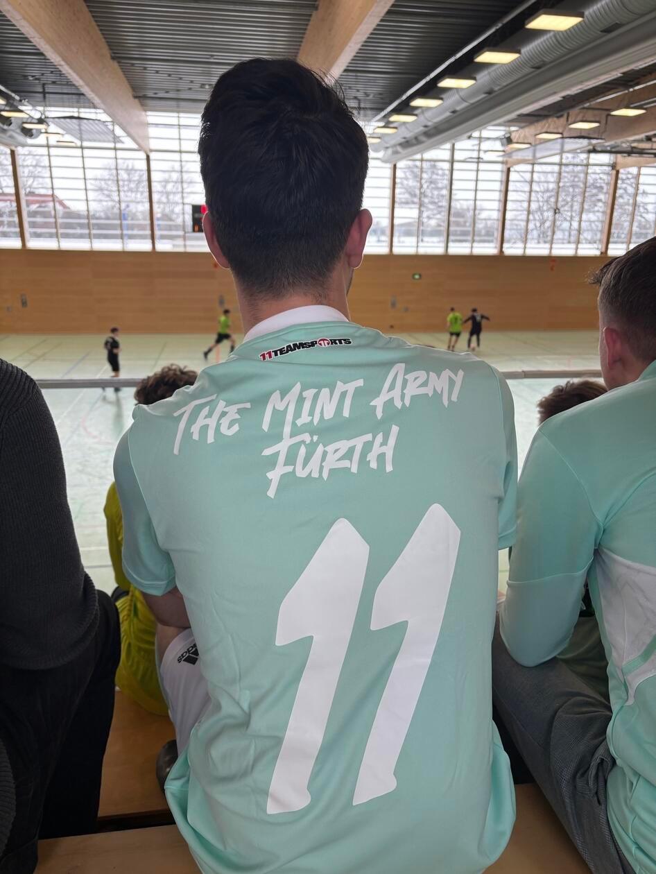Die Schiedsrichtergruppe Fürth nennt sich, wenn sie eine Fußballmannschaft stellt, martialisch "The Mint Army" - zuletzt bei der Bezirksmeisterschaft der Schiedsrichter im Hallenfußball in Burgbernheim. - 7 Stimmen