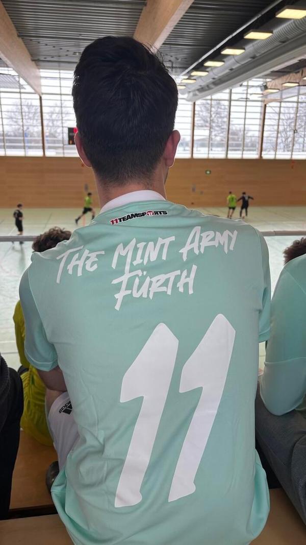 Die Schiedsrichtergruppe Fürth nennt sich, wenn sie eine Fußballmannschaft stellt, martialisch "The Mint Army" - zuletzt bei der Bezirksmeisterschaft der Schiedsrichter im Hallenfußball in Burgbernheim. - 7 Stimmen