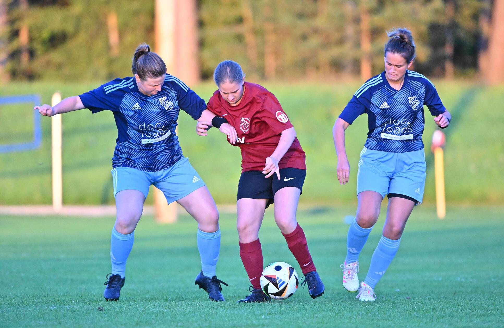 In der Kreisliga Neumarkt/Jura der Frauen spielt Geometrie auf dem Trikot der SG SV Lauterhofen/1.FC Sindlbach eine große Rolle. Hier kämpfen Katharina Heldrich (links) und ihre Mitspielerin Leonie Leuker mit Lina Müller von FB Reichertshofen um den Ball.