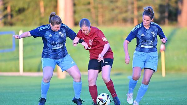 In der Kreisliga Neumarkt/Jura der Frauen spielt Geometrie auf dem Trikot der SG SV Lauterhofen/1.FC Sindlbach eine große Rolle. Hier kämpfen Katharina Heldrich (links) und ihre Mitspielerin Leonie Leuker mit Lina Müller von FB Reichertshofen um den Ball.