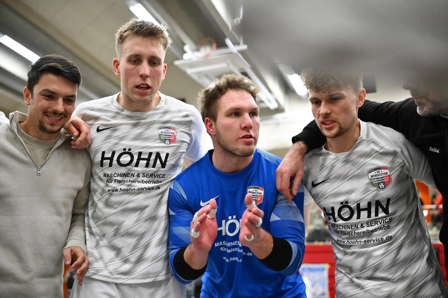 Bei der Hallenkreismeisterschaft Neumarkt/Jura im Januar 2026 wurde der FC Wendelstein in diesem Trikot Erster, Keeper Marcel Lenhart schwört seine Mitspieler auf den Titel ein.