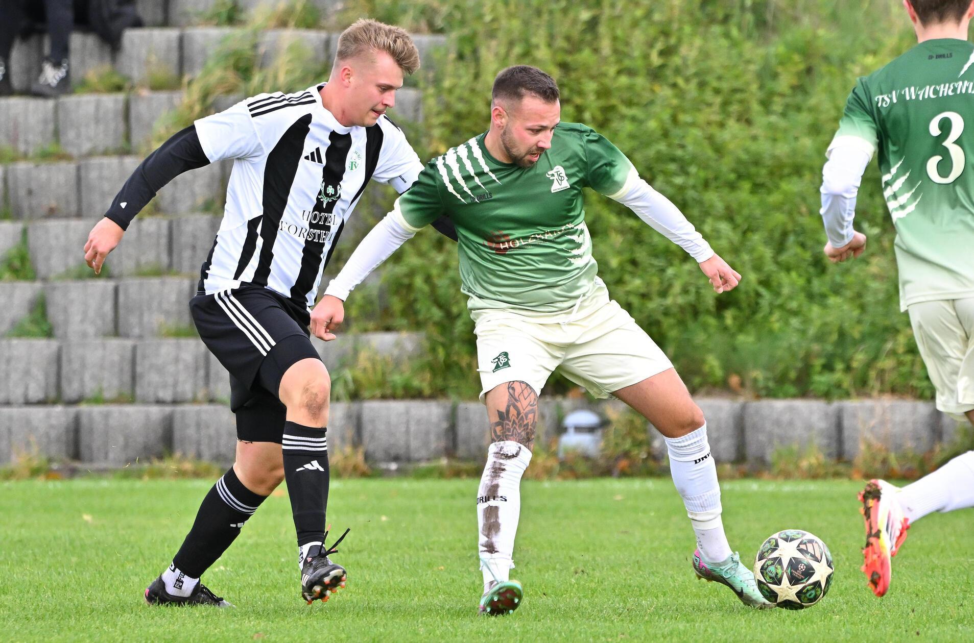 Der TSV Wachendorf hat ein Faible für ausgefallene Trikots, hier trägt Armin Rupprich (grün) das Jersey im Zweikampf gegen Tom Sadurski (4, TSV Cadolzburg). Die Kratzspuren auf der Schulter erinnern an wilde Safaris durch die Wildnis Nürnberg/Frankenhöhe. - 3 Stimmen
