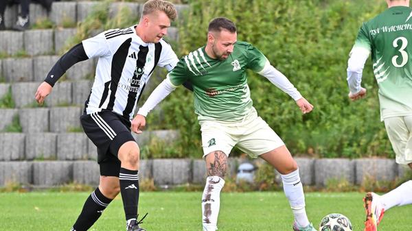 Der TSV Wachendorf hat ein Faible für ausgefallene Trikots, hier trägt Armin Rupprich (grün) das Jersey im Zweikampf gegen Tom Sadurski (4, TSV Cadolzburg). Die Kratzspuren auf der Schulter erinnern an wilde Safaris durch die Wildnis Nürnberg/Frankenhöhe. - 3 Stimmen