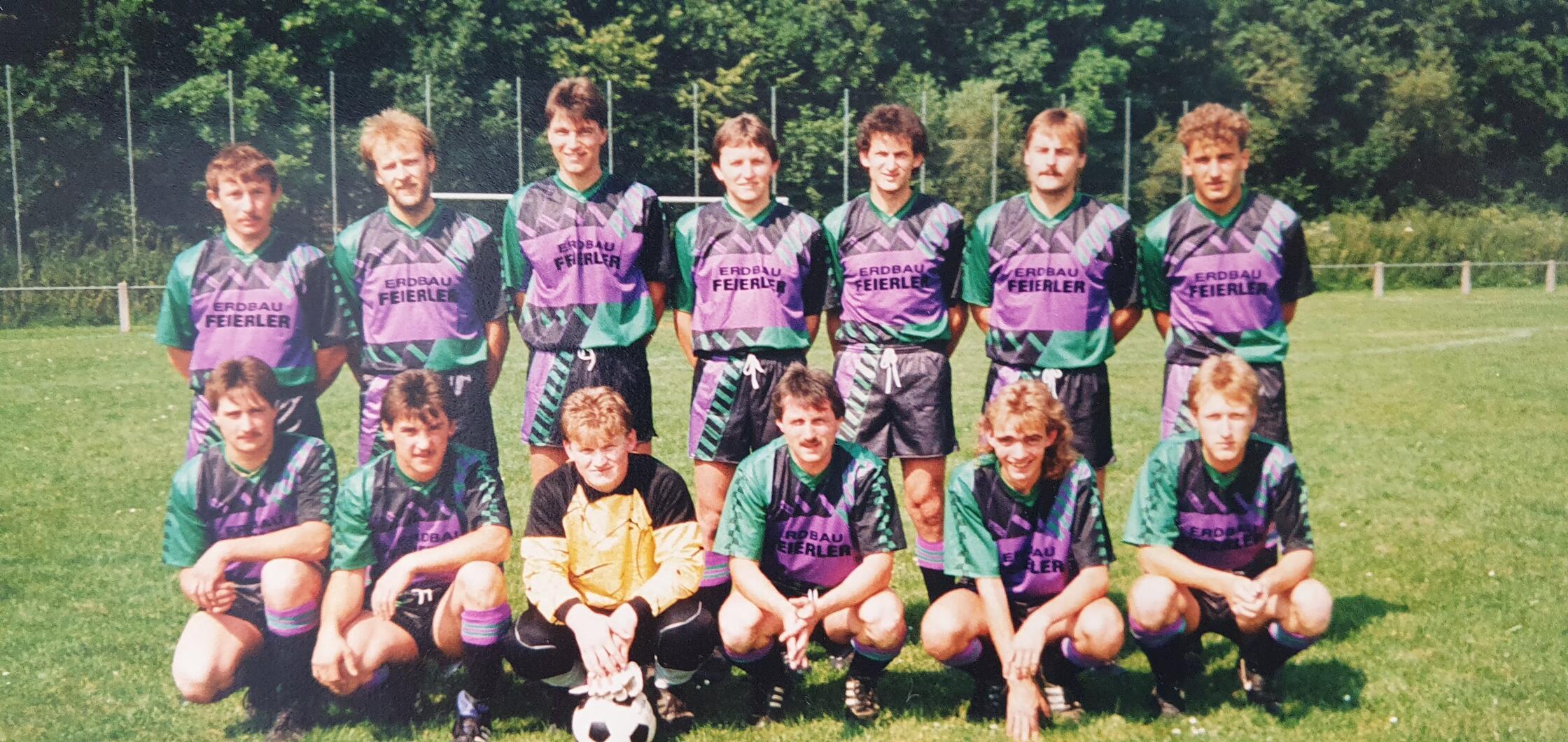 Bereits vor 35 Jahren bewiesen die Dorfkicker der DJK SpVgg Rohr (Krs. Neumarkt) Mut zur Farbe. So mancher Gegner musste sich auf dem Platz wegen des eigenwilligen Trikotdesigns ständig die Augen reiben. Ob sich dieser modische Schachzug allerdings direkt auf die Punkteausbeute der DJK auswirkte, ist statistisch leider nicht belegt. Das Foto zeigt die damalige B-Klassen-Mannschaft (heute Kreisklasse) der DJK SpVgg Rohr im Jahr 1990. - 41 Stimmen