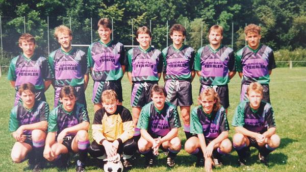 Bereits vor 35 Jahren bewiesen die Dorfkicker der DJK SpVgg Rohr (Krs. Neumarkt) Mut zur Farbe. So mancher Gegner musste sich auf dem Platz wegen des eigenwilligen Trikotdesigns ständig die Augen reiben. Ob sich dieser modische Schachzug allerdings direkt auf die Punkteausbeute der DJK auswirkte, ist statistisch leider nicht belegt. Das Foto zeigt die damalige B-Klassen-Mannschaft (heute Kreisklasse) der DJK SpVgg Rohr im Jahr 1990. - 41 Stimmen