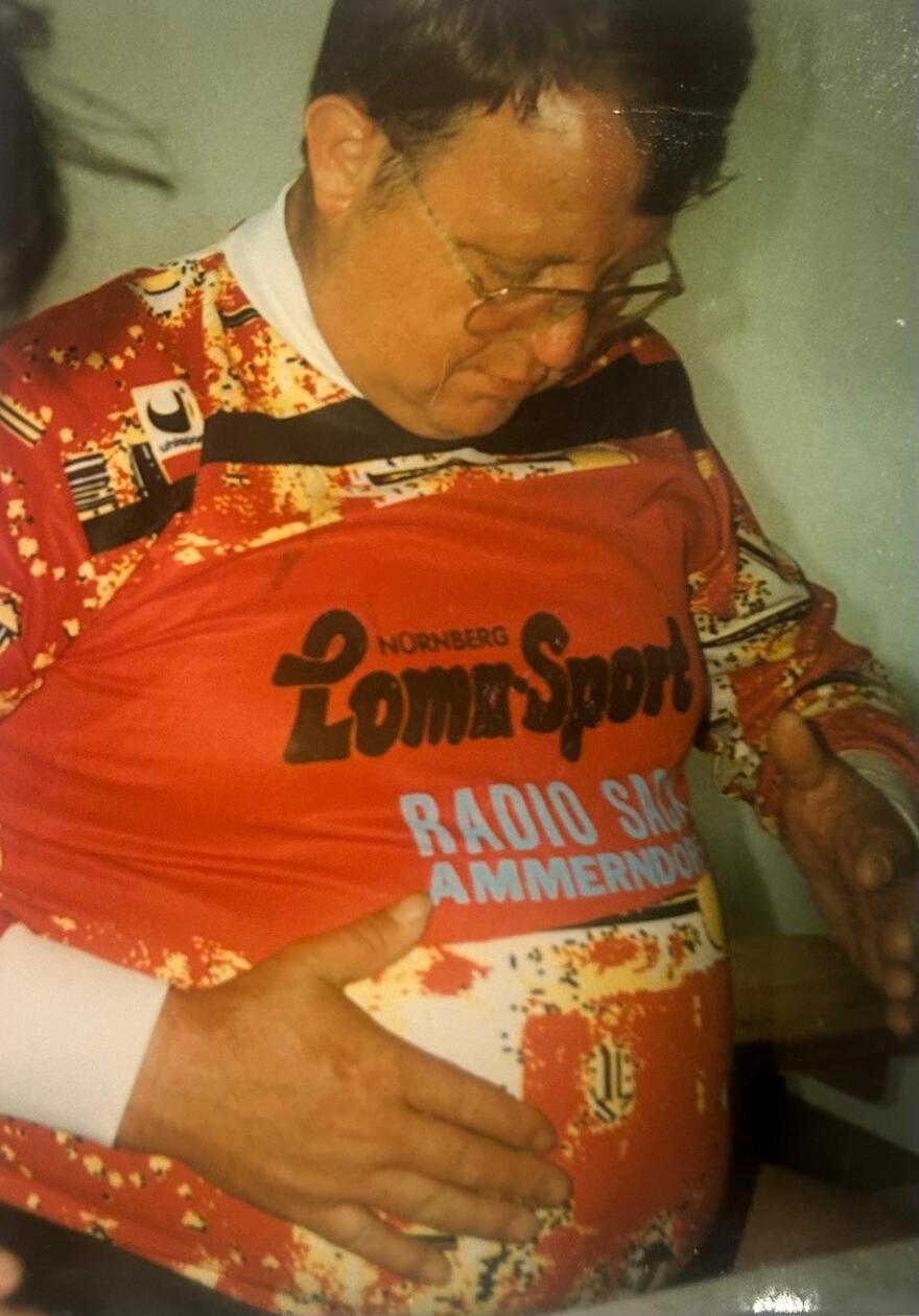 Die Aufnahme ist aus dem Jahr 1998, beim Hallenturnier der Taxerer in Zirndorf, und zeigt einen Spieler während der Mittagspause im kunterbunten Plastik Jersey. Er trat an für die Privatmannschaft "FF Pöbelpicker '88 Ammerndorf", die den dritten Platz belegten. - 5 Stimmen