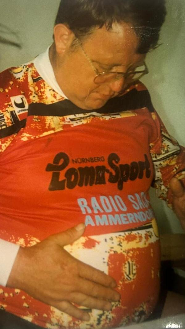 Die Aufnahme ist aus dem Jahr 1998, beim Hallenturnier der Taxerer in Zirndorf, und zeigt einen Spieler während der Mittagspause im kunterbunten Plastik Jersey. Er trat an für die Privatmannschaft "FF Pöbelpicker '88 Ammerndorf", die den dritten Platz belegten. - 5 Stimmen