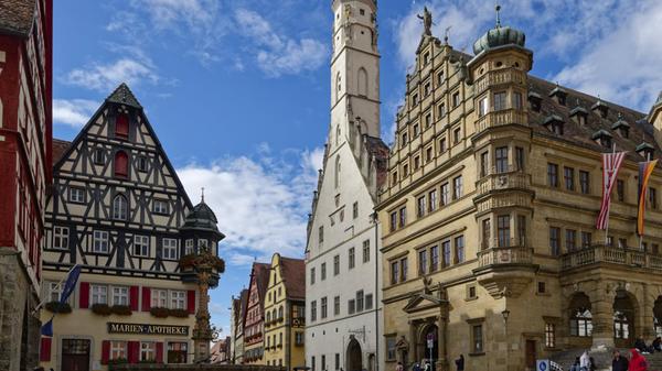 Rathaus und Fachwerkhäuser am Marktplatz in der Al