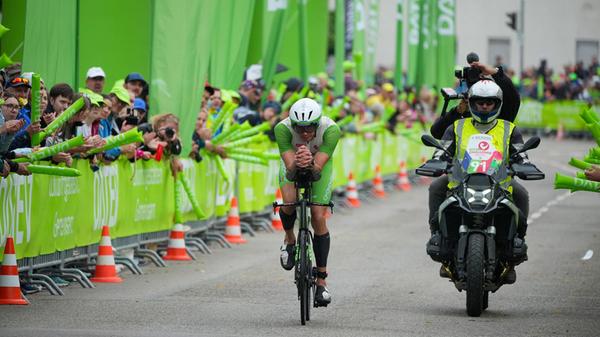 Auf der Strecke sind die Kameraleute im "Huckepack