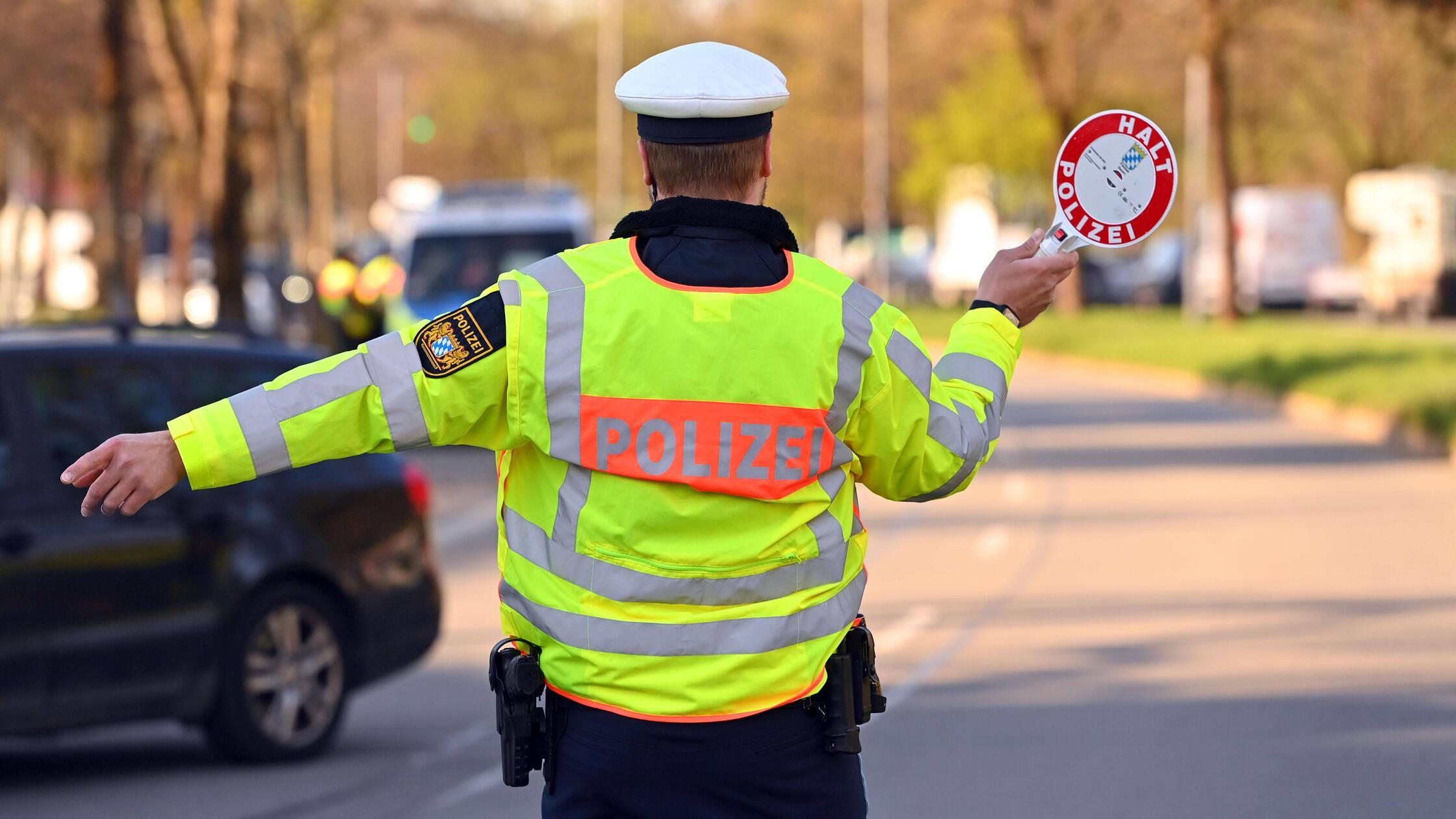Ein-Monat-per-Pedes-unterwegs-Polizei-zieht-Raser-bei-Parsberg-aus-dem-Verkehr