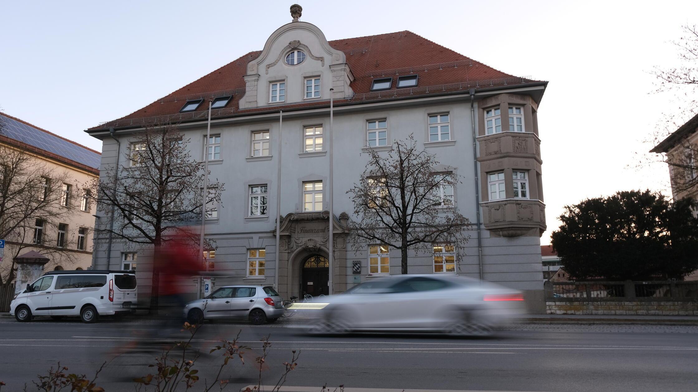 50-4-Tage-bis-zum-Steuerbescheid-in-Neumarkt-Das-sagt-das-Landesamt-zur-Platzierung