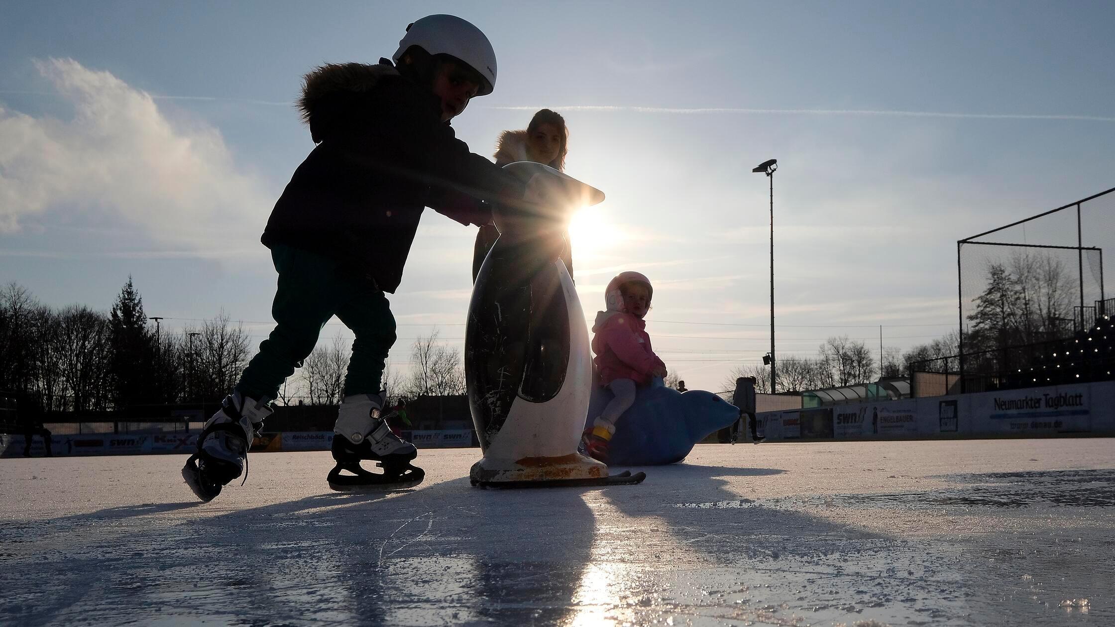 Rekordzahlen-am-Volksfestplatz-So-lange-k-nnen-Sie-in-Neumarkt-noch-Schlittschuhlaufen
