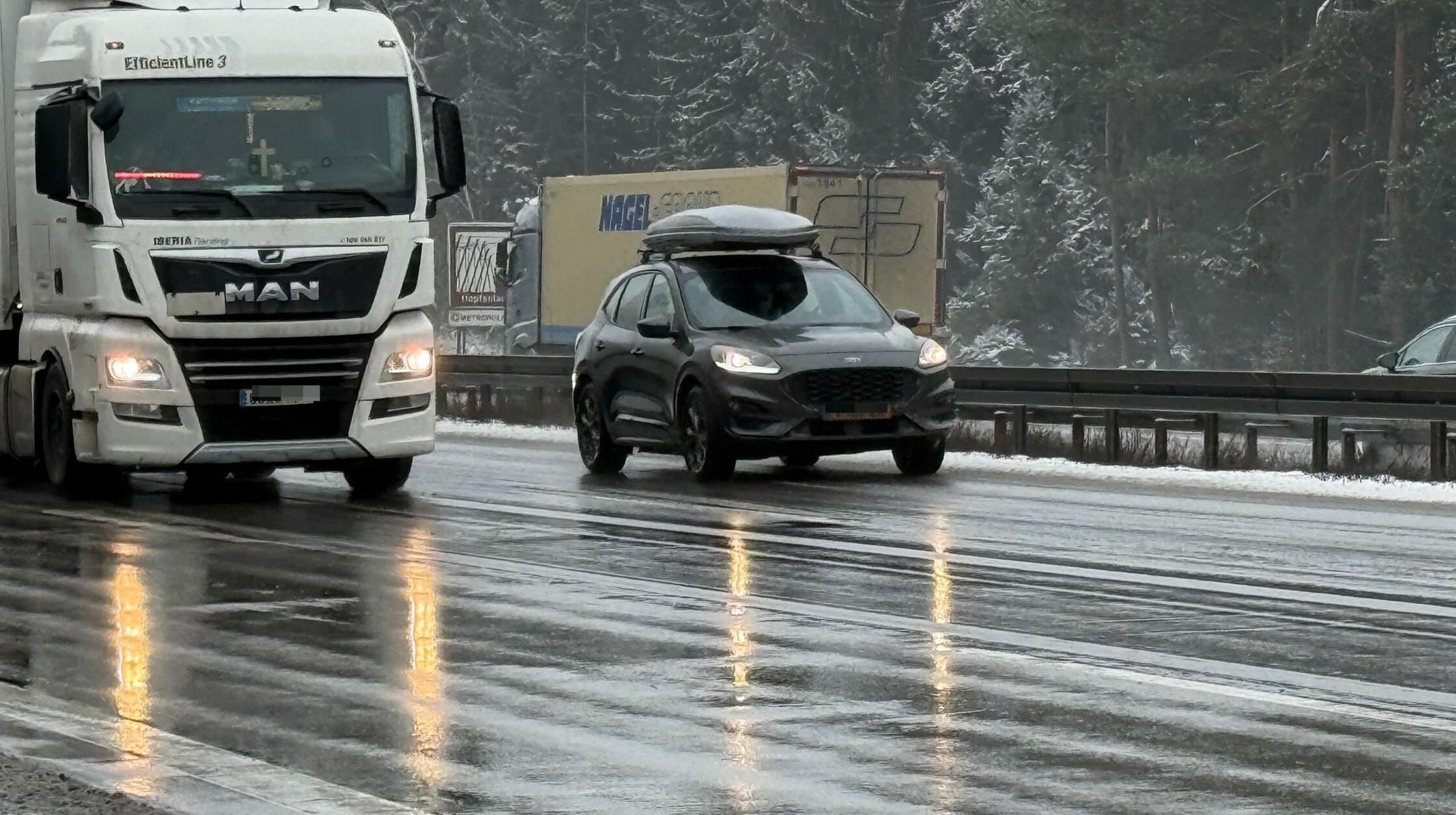 Augen-zu-und-durch-Auf-der-A9-bei-Thalm-ssing-Mittelschutzplanke-und-Auto-demoliert
