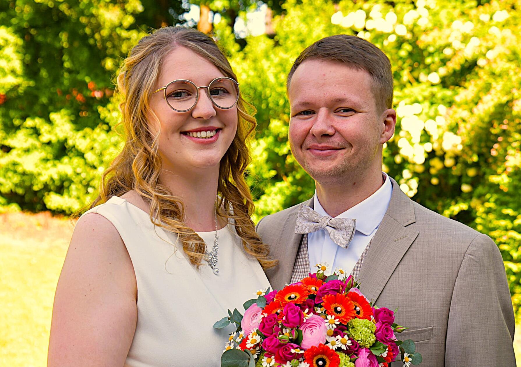 Bei strahlend blauem Himmel und begleitet von ihren Familien und mehr als 100 Freunden, heirateten Anne Kropf (27) und Lucas Voß (28) am Samstag im Postbauer-Henger Deutschordensschloss. Mit der standesamtlichen Hochzeit setzten sie ein deutliches Zeichen: Ab diesem Tag gehen sie als Ehepaar ihren Lebensweg gemeinsam. Sie wählten den Namen des Bräutigams als gemeinsamen Ehenamen: Voß. Es war keine Blitzhochzeit. Die Lehrerin und der Wirtschaftsprüfer lernten sich bereits 2018 in Regensburg kennen. Am Valentinstag verabredeten sie sich zu einem ersten Blinddate. Die Treffen wurden häufiger. Das gegenseitige Interesse wuchs – es entwickelte sich eine Liebesbeziehung. Am 7. Jahrestag sagten sie im Deutschordensschloss Ja zueinander.