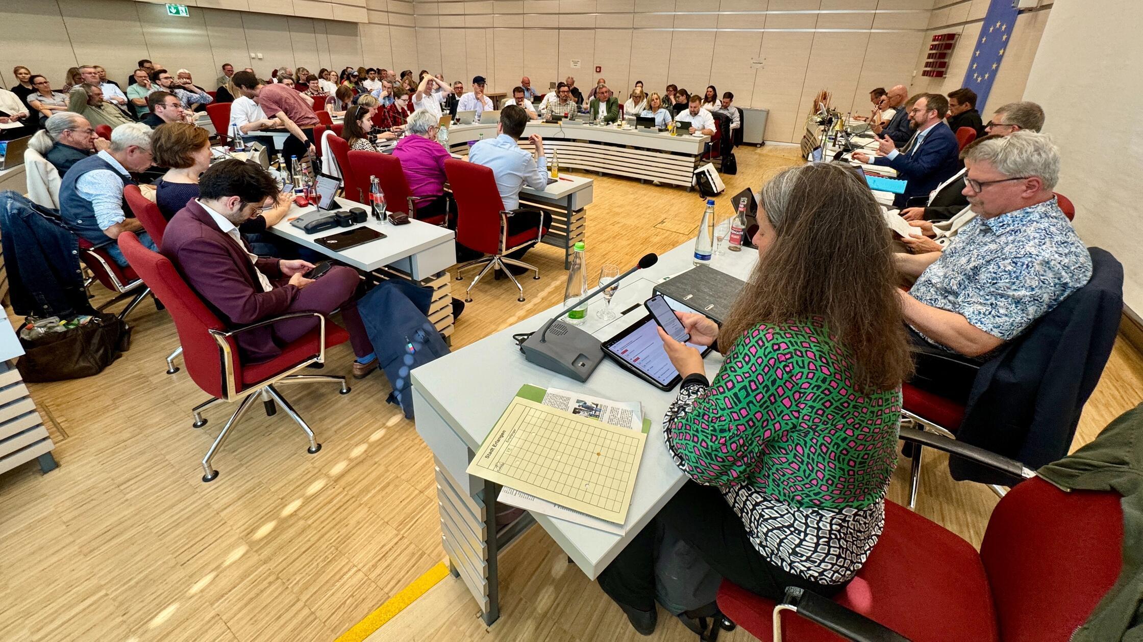 Trotz-massiven-Widerstands-So-sicherte-sich-OB-Janik-Mehrheit-f-r-Haushalt-in-Erlangen