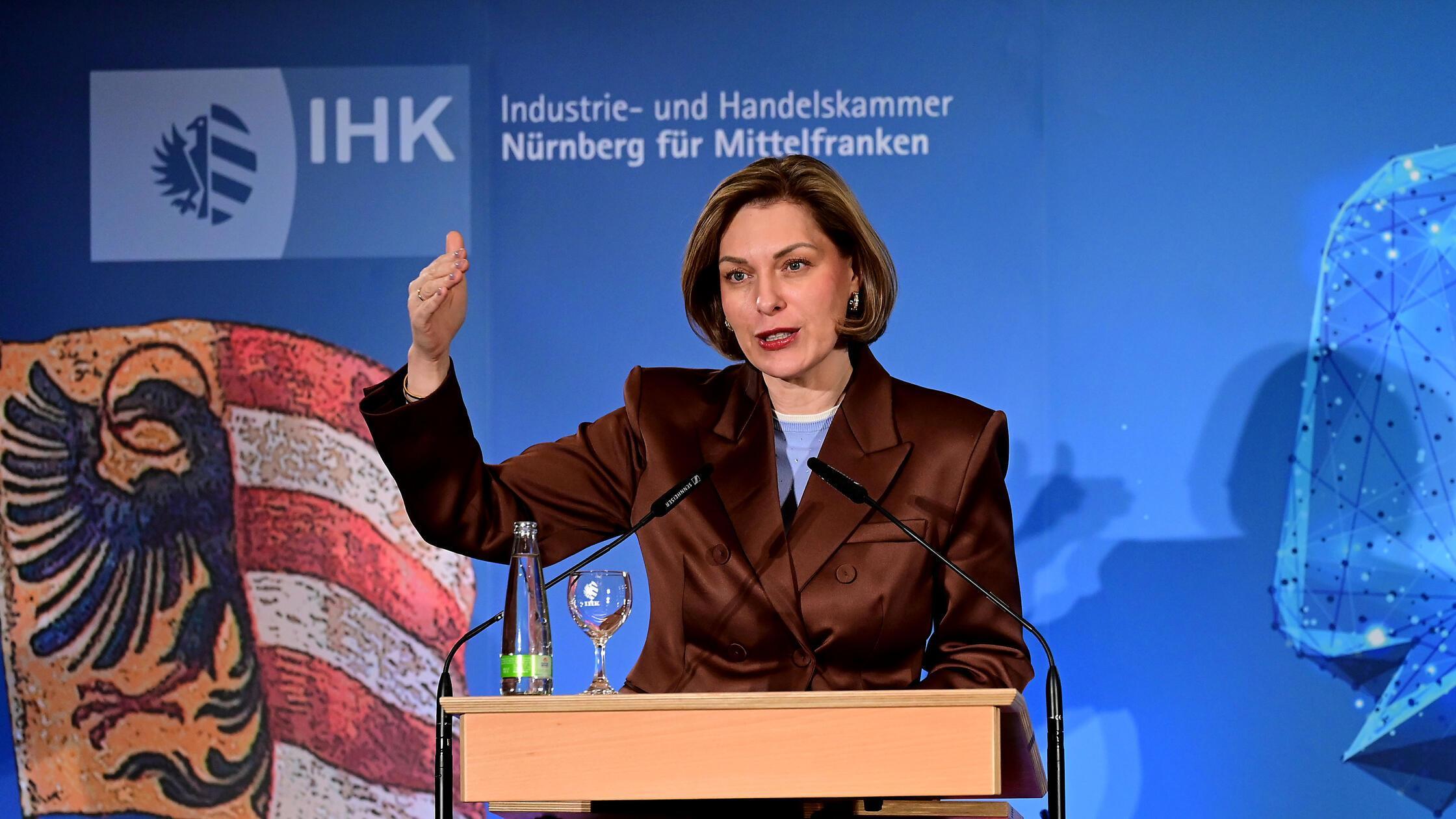 Was-hilft-gegen-Trump-Wirtschaftswachstum-sagt-die-DIHK-Hauptgesch-ftsf-hrerin-in-N-rnberg