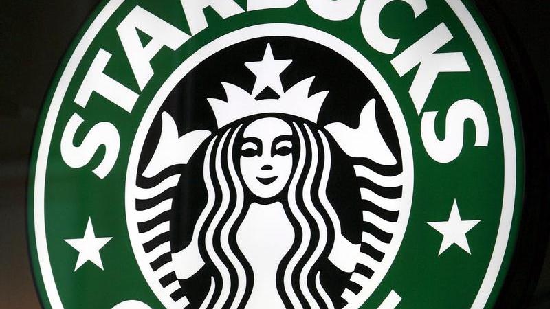 Eine Frau aus Chicago verklagt die Kaffeehauskette Starbucks, weil diese zu wenig Kaffee und zu viele Eiswürfel in ihre Kaltgetränke tue.