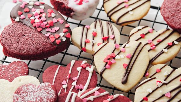Valentinstag Kekse. Shortbread Cookies in süßen ro