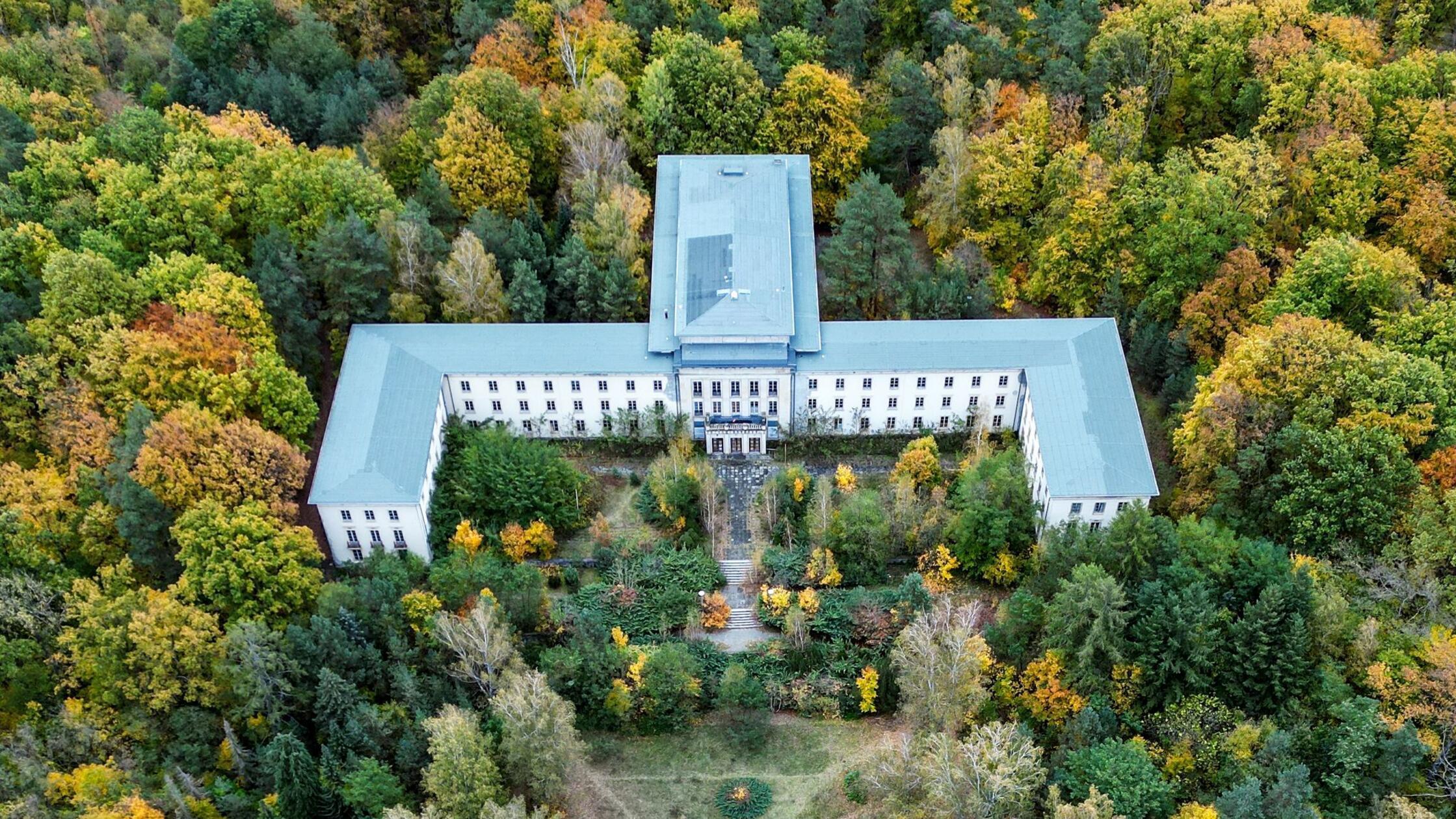 Historisches-Areal-mit-Goebbels-Villa-Gro-brand-nahe-Berlin