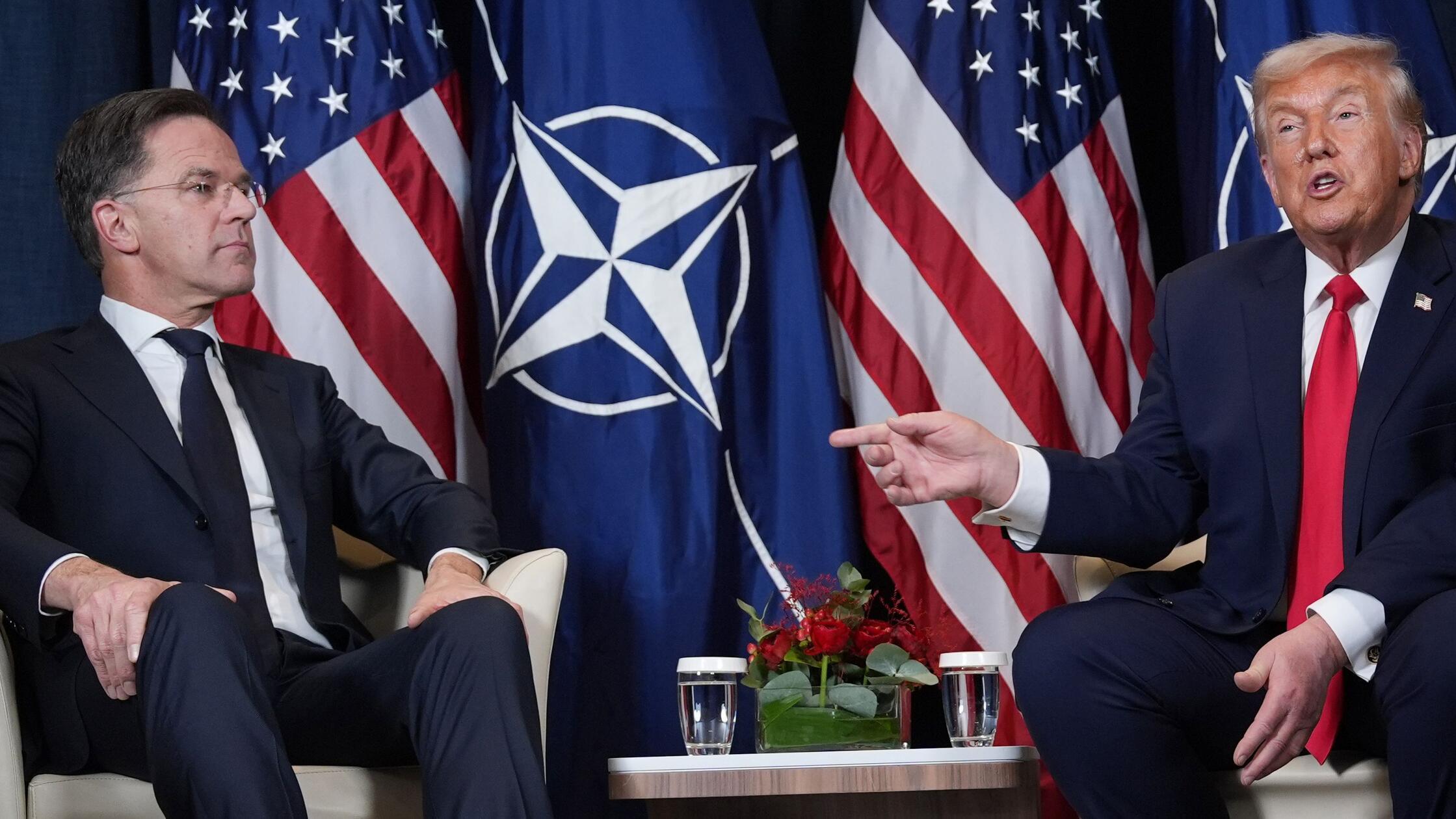 NATO-Generalsekretär Mark Rutte (l) und US-Präside