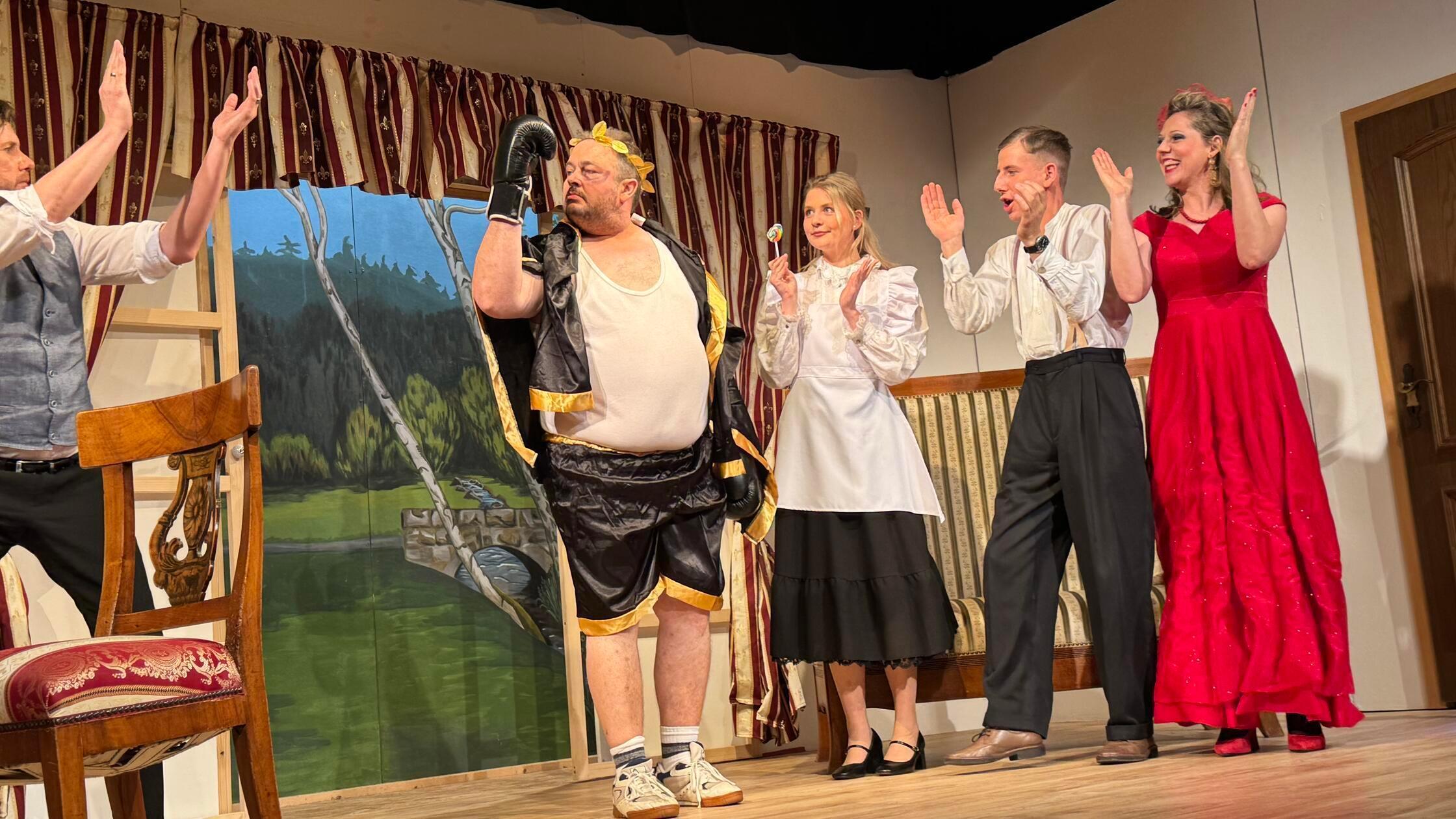 Familie-Breitenbach-ger-t-in-Turbulenzen-Theatergruppe-Rohr-zeigt-Kom-die-im-Gemeindehaus