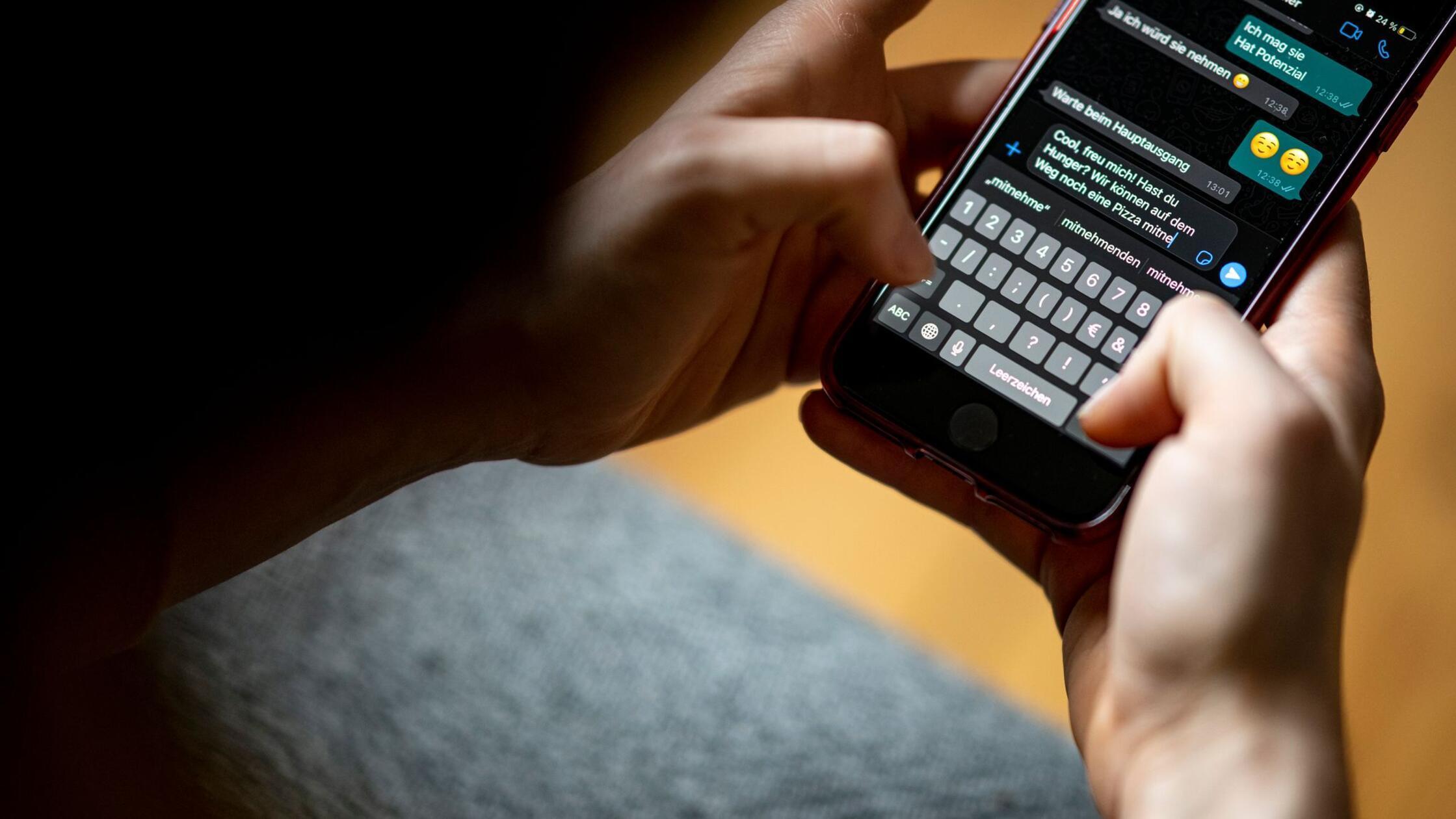 Eine Frau schreibt in der App Whatsapp eine Nachri