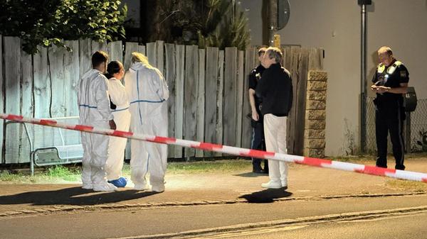 Polizisten und Mitarbeiter der Spurensicherung arb