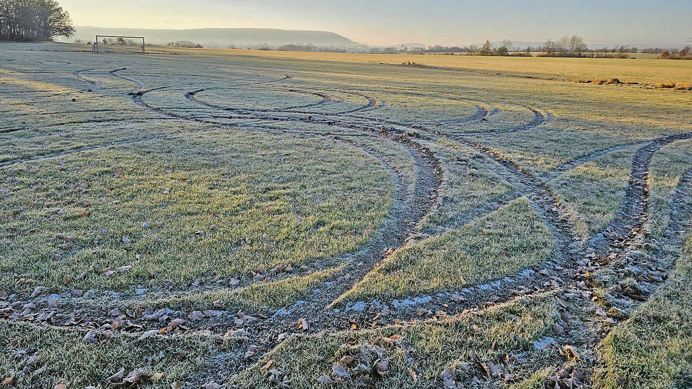 Fahrzeug-Rowdy-richtet-viel-Schaden-auf-dem-Waldsportplatz-des-UFC-Ellingen-an
