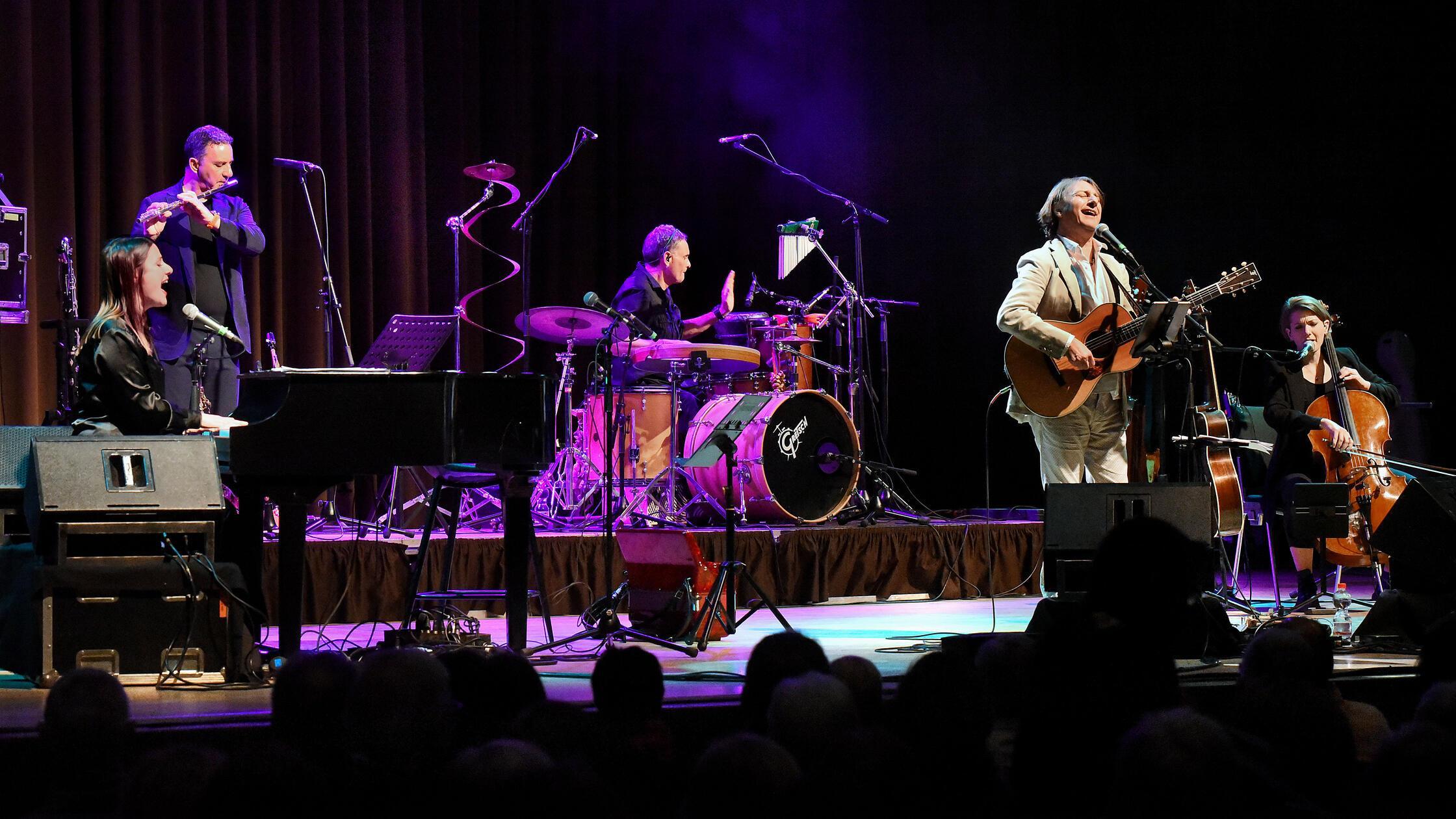 Motiv: Konzert Pippo Pollina, Ladeshalle