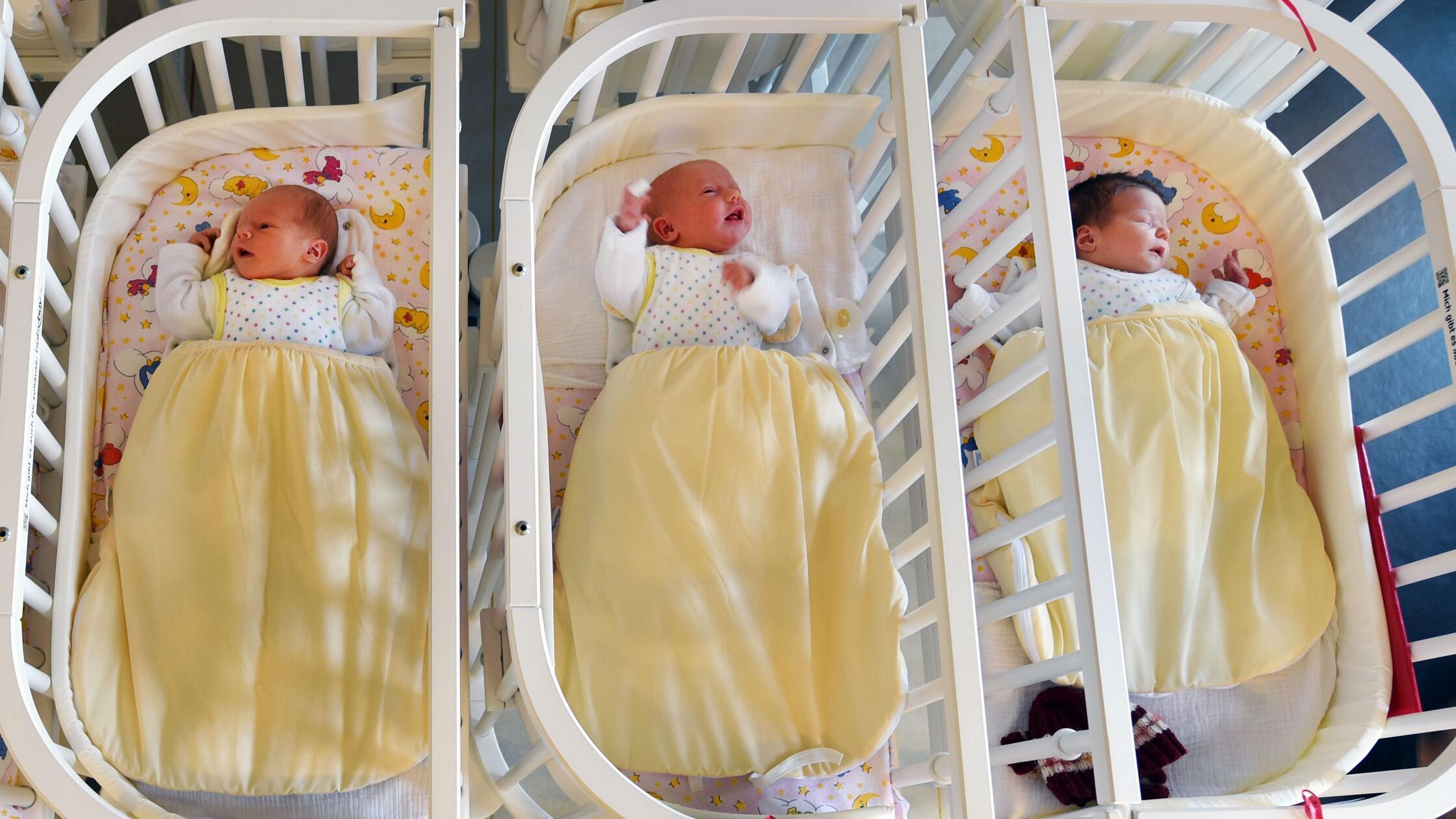 Babys in Bettchen5100.jpg