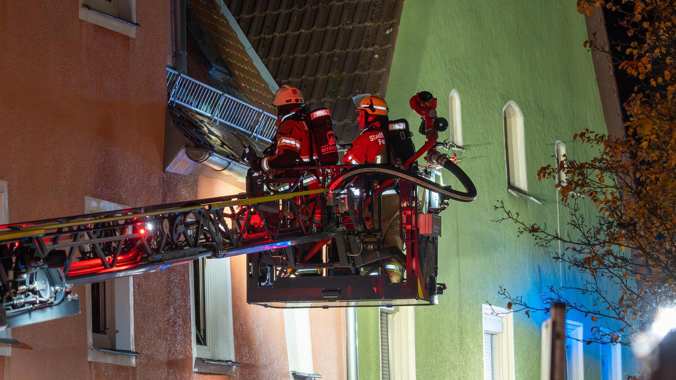 Tödliches Feuer in Mehrfamilienhaus – Einsatzkräft