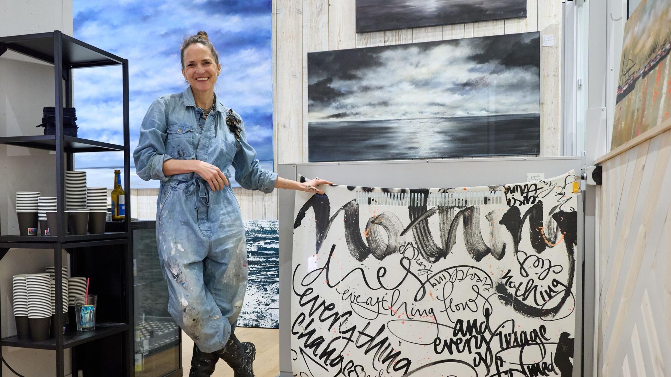 Eleganz-in-Tinte-Kalligraphin-schreibt-f-r-Chanel-Co-