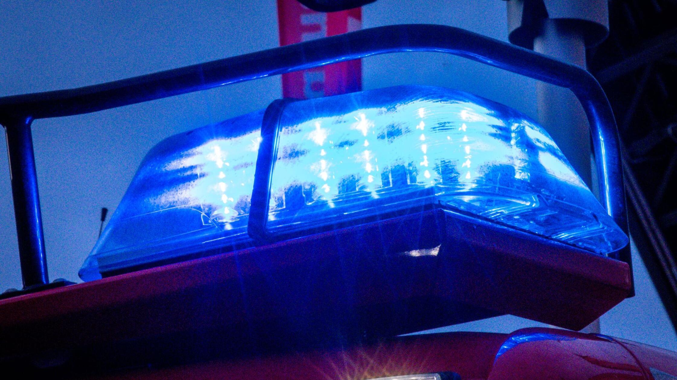 Feuer-in-Holzlager-in-Berching-Gro-einsatz-und-400-000-Euro-Schaden