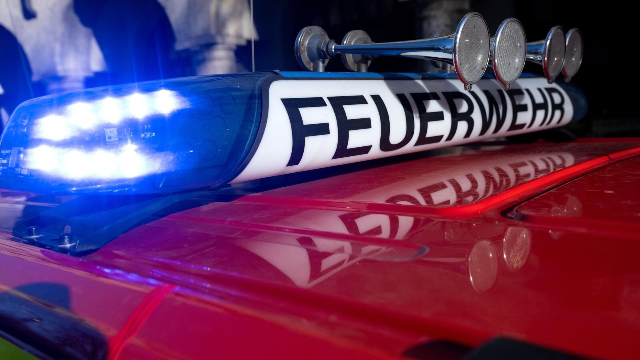 https://images.nordbayern.de/image/contentid/policy:1.14979602:1769154889/Ein_Einsatzfahrzeug_der_Feuerwehr_mit_eingeschalte.jpg?%24p%24f%24h%24m%24w=07855bd&f=16%3A9&h=338&m=FIT&w=600