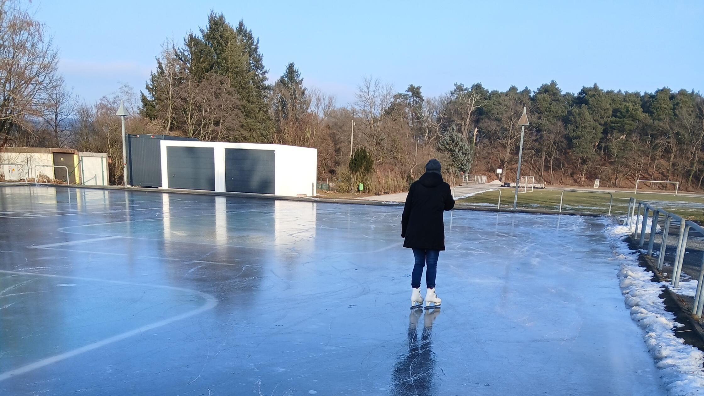 Schnell-aufs-Eis-Seit-ber-zehn-Jahren-ist-die-Eisbahn-in-R-thenbach-wieder-befahrbar