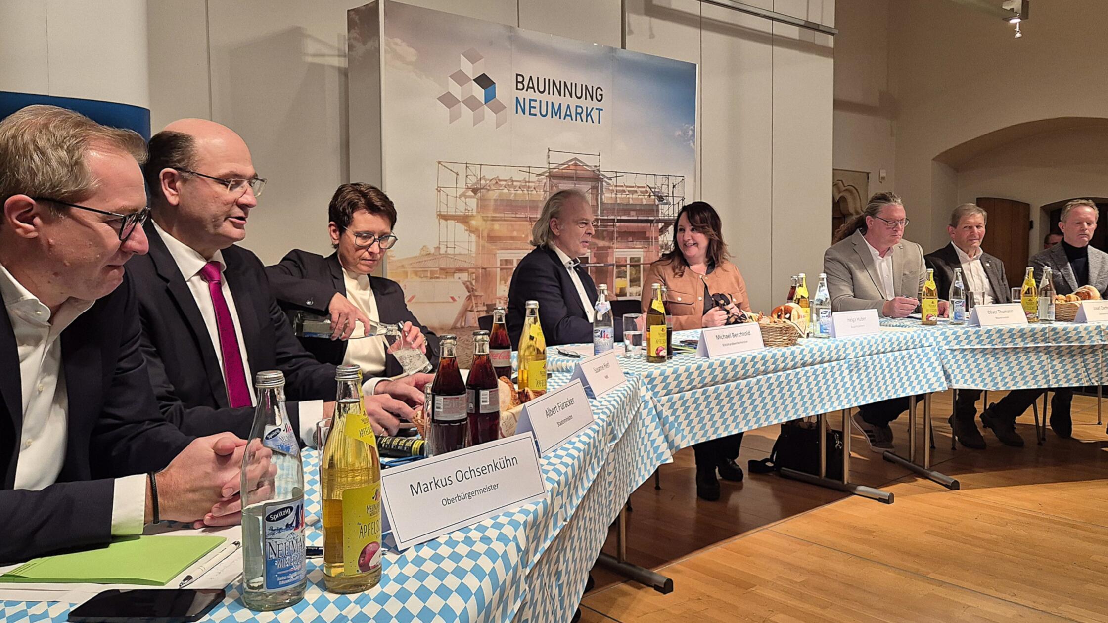 Die Diskussionsrunde zum Thema "Bau-Turbo" im groß