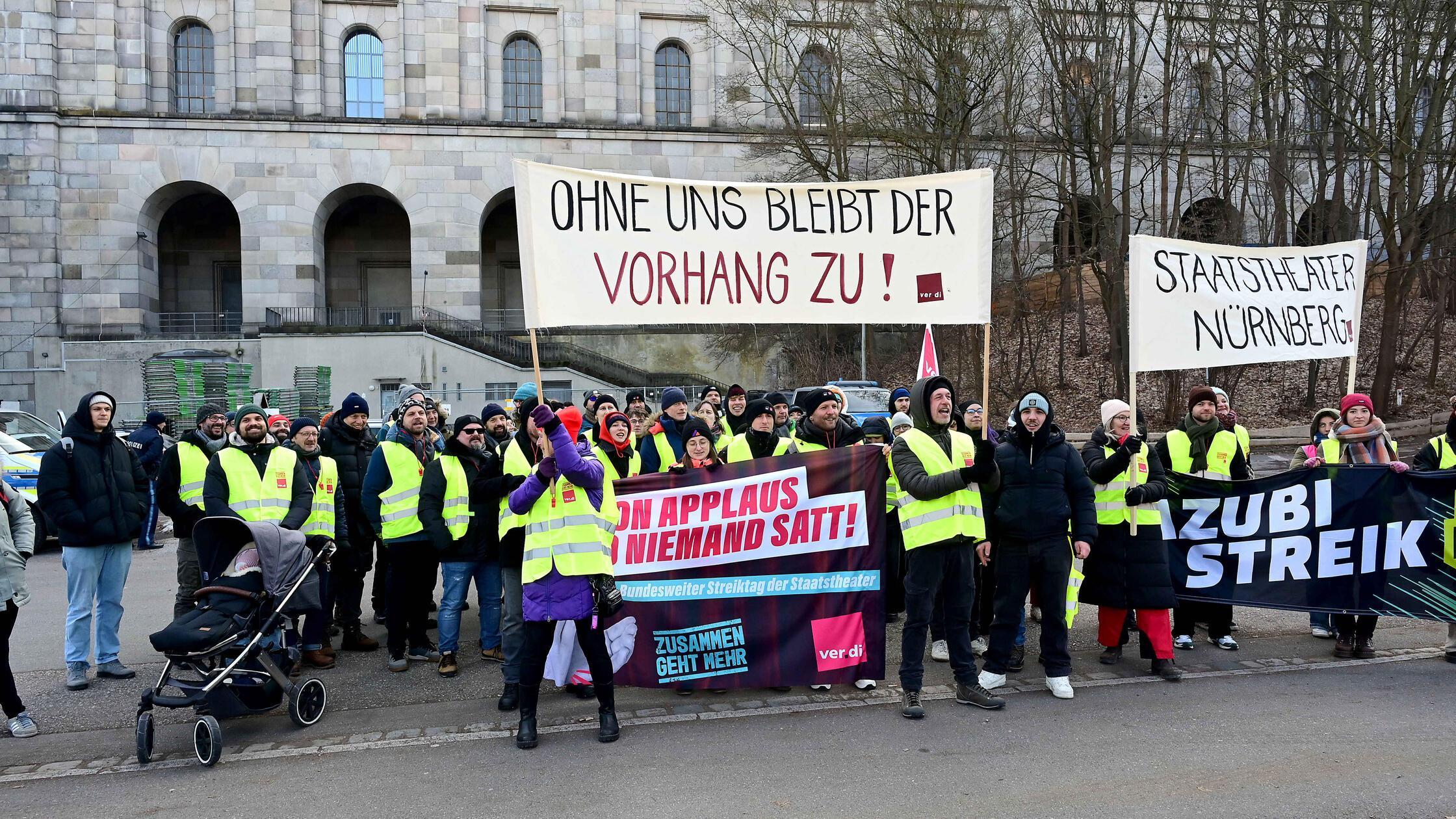 Hei-er-Empfang-im-Frost-Staatstheater-Mitarbeiter-protestieren-vor-Kongresshalle-N-rnberg