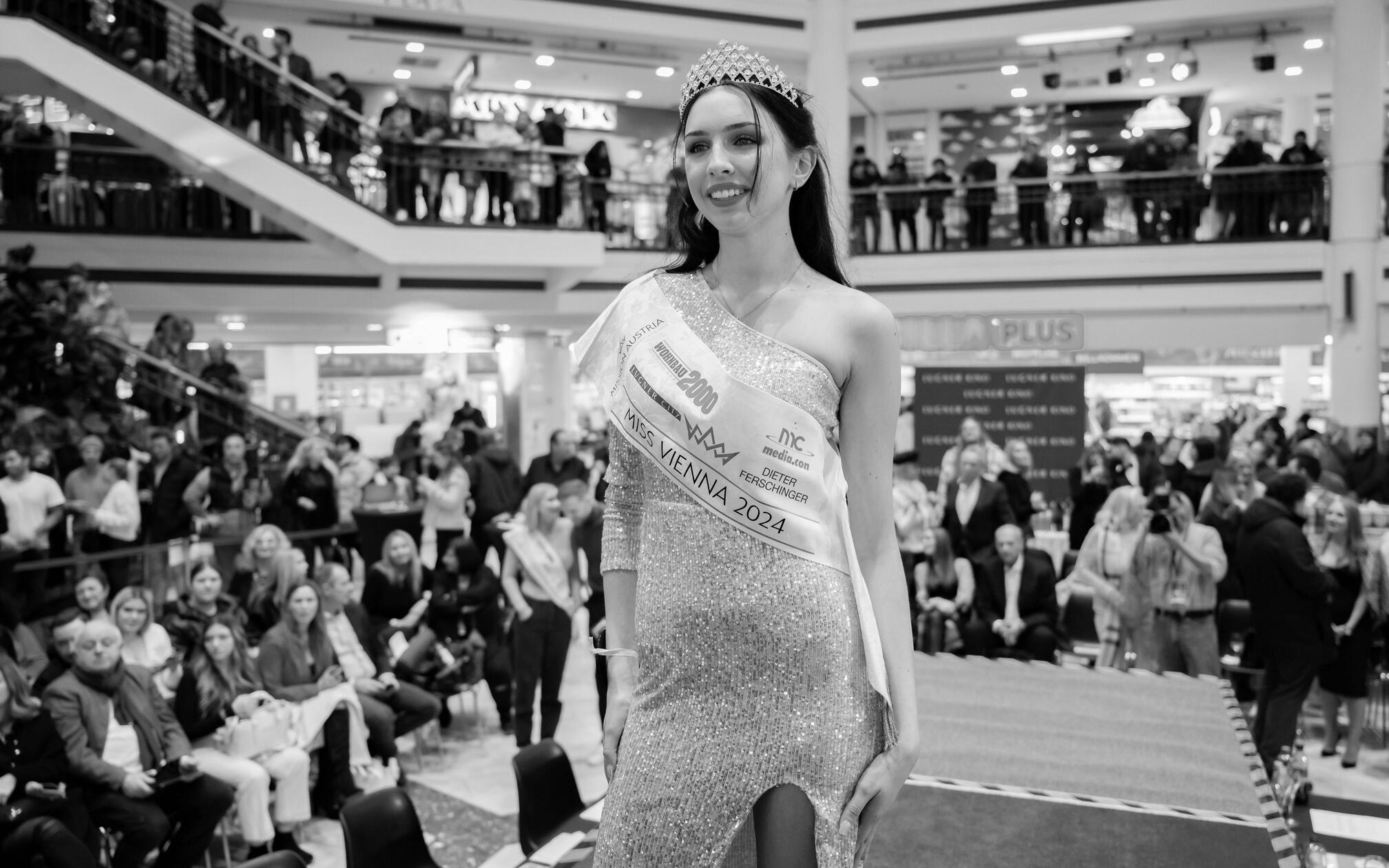 Am 8. September 2026 wurde bekannt, dass die amtierende Miss Austria <b>Lucia Sisic</b> im Alter von nur 22 Jahren gestorben ist. Die genaue Todesursache ist bislang nicht bekannt. Sisic kam mit einem schweren Herzklappenfehler zur Welt und wurde unmittelbar nach der Geburt am offenen Herzen operiert. Insgesamt sieben Eingriffe folgten im Laufe ihres kurzen Lebens, der letzte davon erst im Dezember 2025.