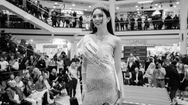 Am 8. September 2026 wurde bekannt, dass die amtierende Miss Austria <b>Lucia Sisic</b> im Alter von nur 22 Jahren gestorben ist. Die genaue Todesursache ist bislang nicht bekannt. Sisic kam mit einem schweren Herzklappenfehler zur Welt und wurde unmittelbar nach der Geburt am offenen Herzen operiert. Insgesamt sieben Eingriffe folgten im Laufe ihres kurzen Lebens, der letzte davon erst im Dezember 2025.